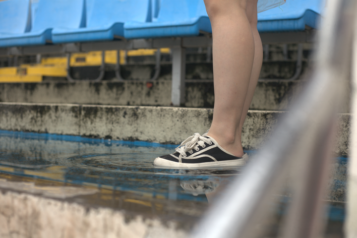 Một số khu vực trên khán đài bị ngập từ 5-10cm sau những cơn mưa dai dẳng từ chiều 7/9.