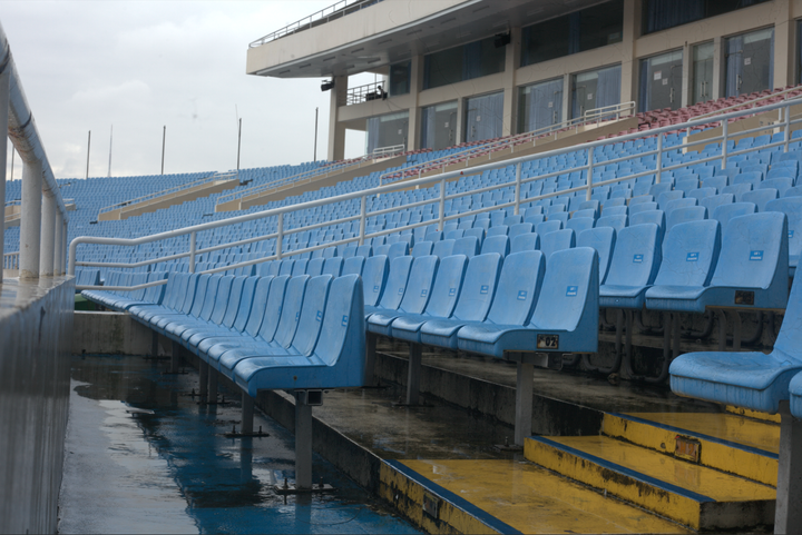 Ghế ngồi tại SVĐ Mỹ Đình bị ướt, cách thức khắc phục hiện chưa có.