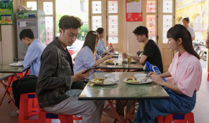 Thái đi ăn với Pu thì nhận được cuộc điện thoại của Bảo Anh - cô gái được mẹ Thái yêu mến trong tập 30 "Đi giữa trời rực rỡ".