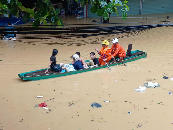 EVNNPC vượt mưa lũ, nỗ lực khắc phục sự cố điện ở nhiều tỉnh - 6