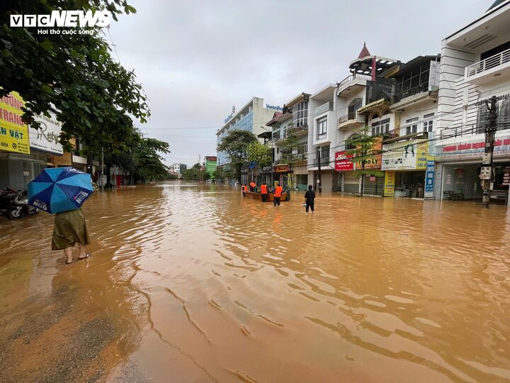 Mưa lớn kéo dài, Yên Bái ngập nặng.