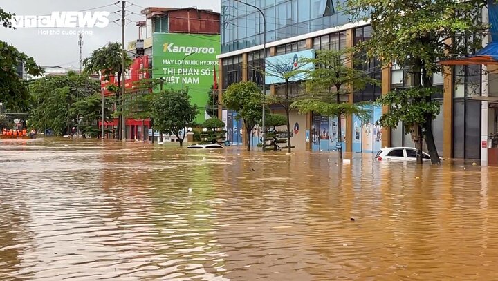 Đến sáng nay, nước trên đường Điện Biên, TP Yên Bái vẫn rất cao, nhiều xe hơi đậu trên vỉa hè chìm trong nước.