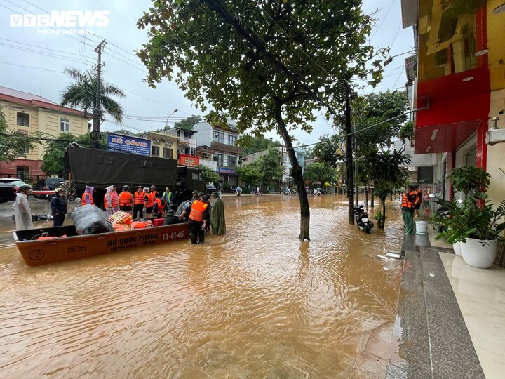 Mưa lớn kéo dài, Yên Bái vẫn ngập trên diện rộng  - 7