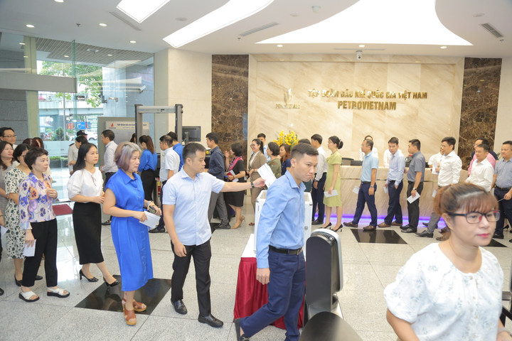 Lãnh đạo và cán bộ, công nhân viên Cơ quan Tập đoàn Dầu khí Việt Nam tham gia quyên góp, ủng hộ.