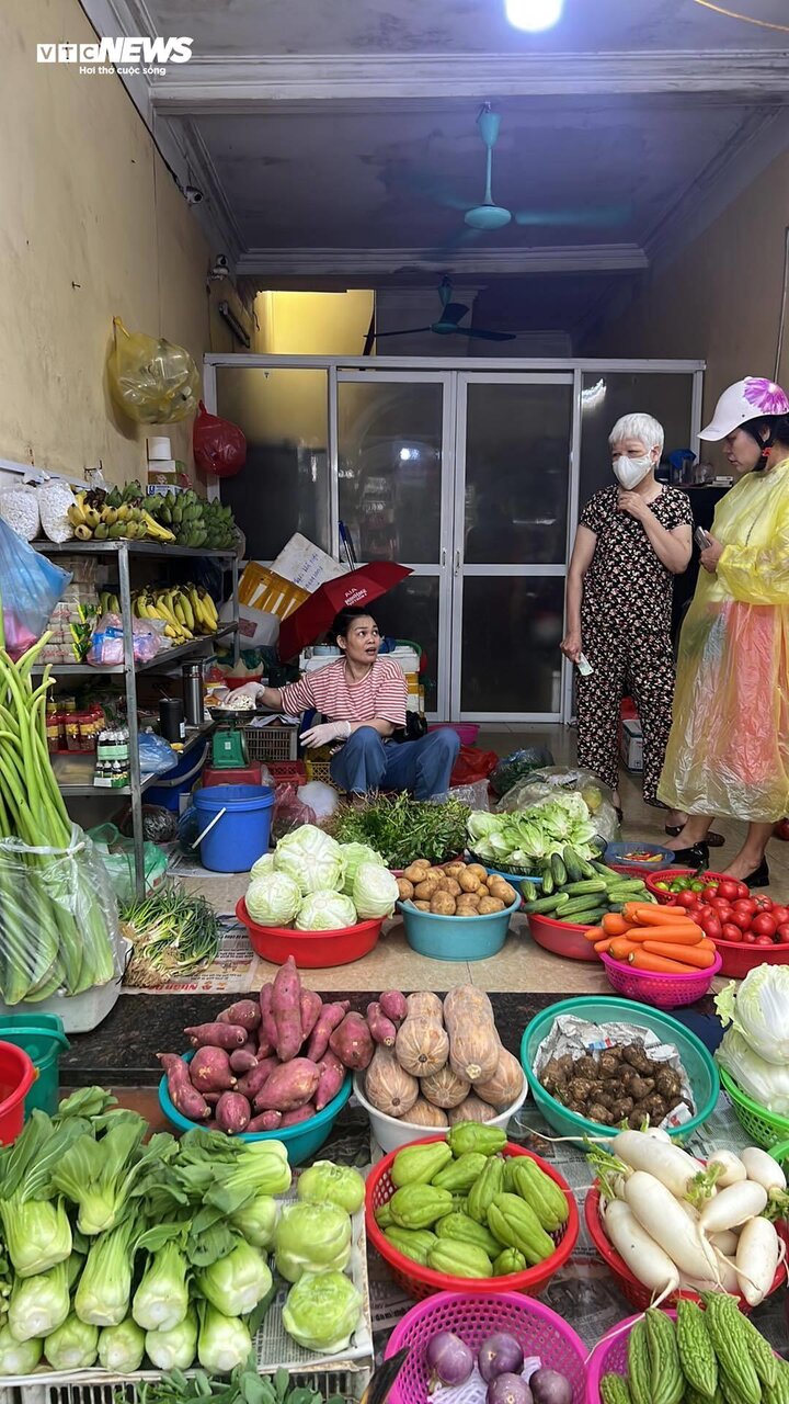 Nhiều loại rau sống không có hàng để bán. (Ảnh: Linh Dương).