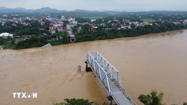 Cầu Phong Châu (Phú Thọ) bị sập sáng 9/9. (Ảnh: TTXVN)