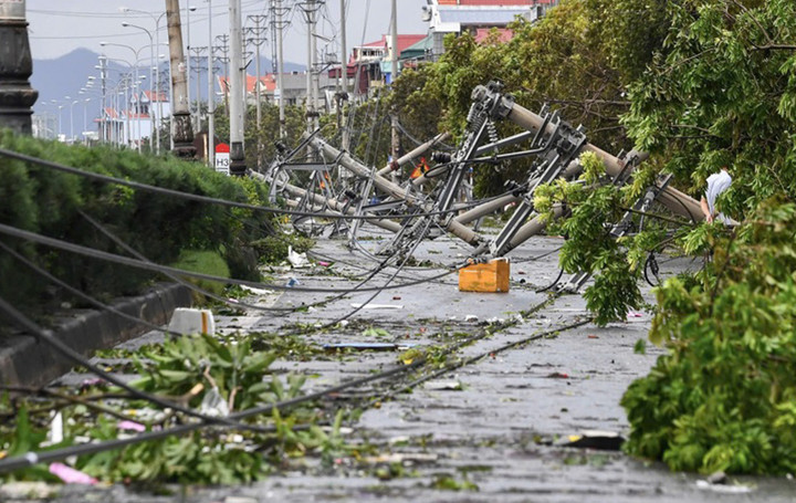 Bão số 3 quật đổ loạt cột điện ở Quảng Ninh.