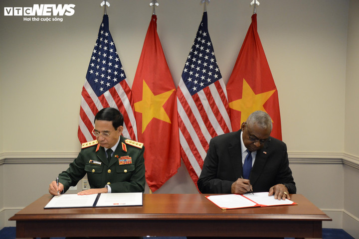 Bộ trưởng Phan Văn Giang và Bộ trưởng Quốc phòng Hoa Kỳ Lloyd Austin ký bản Cập nhật Tuyên bố Tầm nhìn chung Việt Nam- Hoa Kỳ về hợp tác quốc phòng.