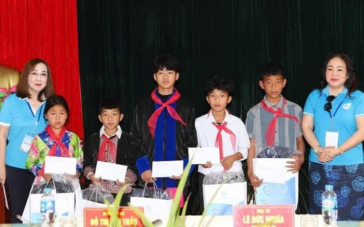 Liên hiệp Hội phụ nữ Việt Nam tại châu Âu tham gia chương trình “Phụ nữ cả nước hướng về Điện Biên”.