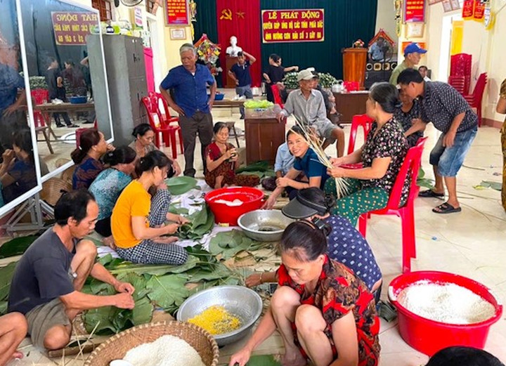 Người dân Nghệ An nấu bánh chưng gửi ra hỗ trợ các tỉnh miền Bắc chống chọi với mưa lũ. (Ảnh: TPO)