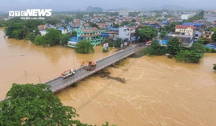 Lúc 7h ngày 10/9, lũ trên sông Cầu tại Trạm thuỷ văn Gia Bẩy (TP Thái Nguyên) đã giảm 17cm so với đỉnh lũ. (Ảnh: Trần Quang)