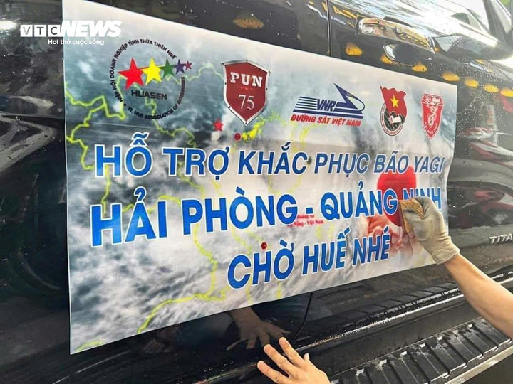 Đoàn tình nguyện viên của Huế ra Bắc với logo "Hải Phòng - Quảng Ninh chờ Huế nhé" cùng lời hứa, khi nào khắc phục xong mưa bão mới trở về.