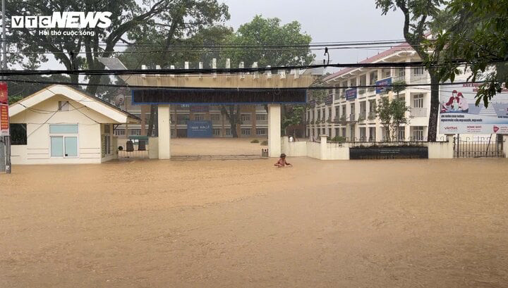 Tình hình mưa lũ đang diễn biến phức tạp, ngập lụt xảy ra nhiều nơi. (Ảnh: Phạm Duy)