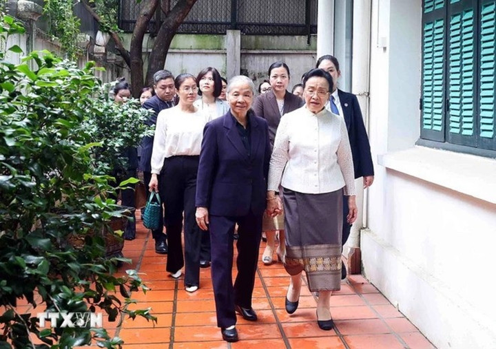 Bà Ngô Thị Mận, Phu nhân cố Tổng Bí thư Nguyễn Phú Trọng với bà Naly Sisoulith, Phu nhân Tổng Bí thư, Chủ tịch nước Lào Thongloun Sisoulith. (Ảnh: Phạm Kiên/TTXVN)