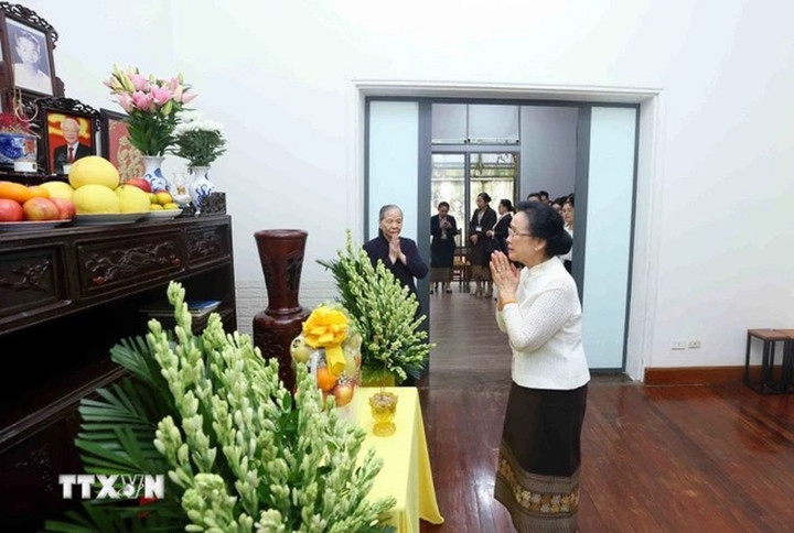 Bà Naly Sisoulith, Phu nhân Tổng Bí thư, Chủ tịch nước Lào Thongloun Sisoulith thắp hương tưởng nhớ cố Tổng Bí thư Nguyễn Phú Trọng. (Ảnh: Phạm Kiên/TTXVN)