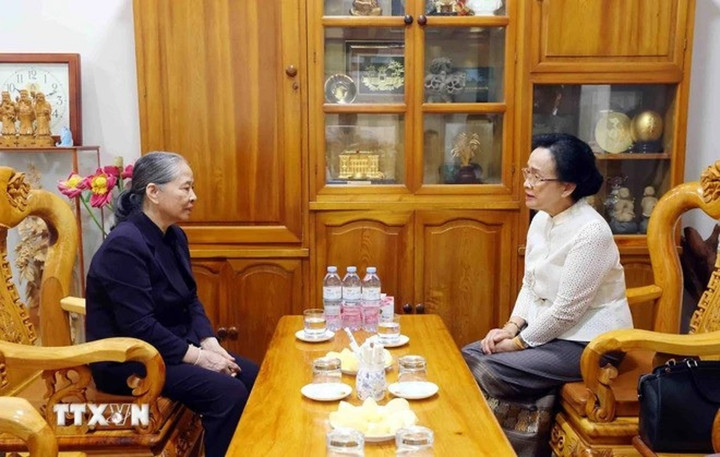Bà Naly Sisoulith, Phu nhân Tổng Bí thư, Chủ tịch nước Lào Thongloun Sisoulith thăm hỏi bà Ngô Thị Mận, Phu nhân cố Tổng Bí thư Nguyễn Phú Trọng. (Ảnh: Phạm Kiên/TTXVN)