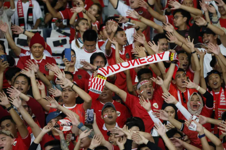 CĐV Indonesia ăn mừng 1 điểm của đội nhà.
