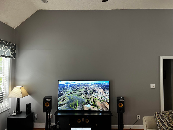 Các thiết bị điện tử như loa, máy nghe nhạc hoặc thiết bị chơi game, điều khiển cũng là những vật dụng không nên để cạnh tivi. (Ảnh: Reddit)