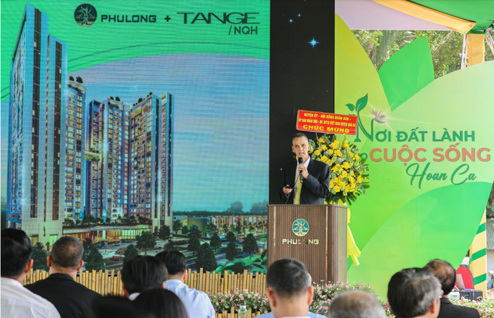 Ông Michael Thanner - Chủ nhiệm thiết kế cấp cao của Công ty thiết kế kiến trúc Tange Associates (Nhật Bản) - phát biểu tại sự kiện.