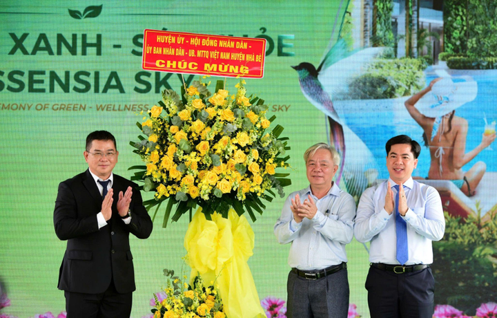 Lãnh đạo huyện Nhà Bè chúc mừng Công ty Phú Long khởi công dự án.