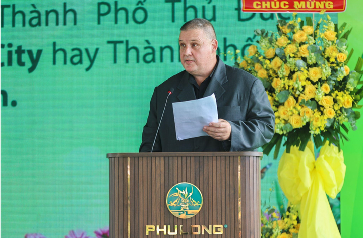 Ông Anthony Simon Dowden - Phó Tổng Giám đốc Công ty Phú Long - phát biểu tại sự kiện.