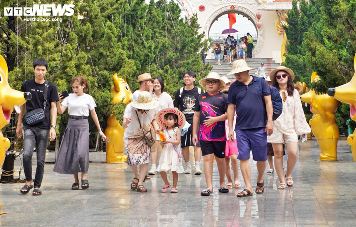 Thời tiết TP.HCM hôm nay 10/9, từ sáng đến chiều trời nắng nóng, nhiệt độ cao nhất khoảng 34 độ C.