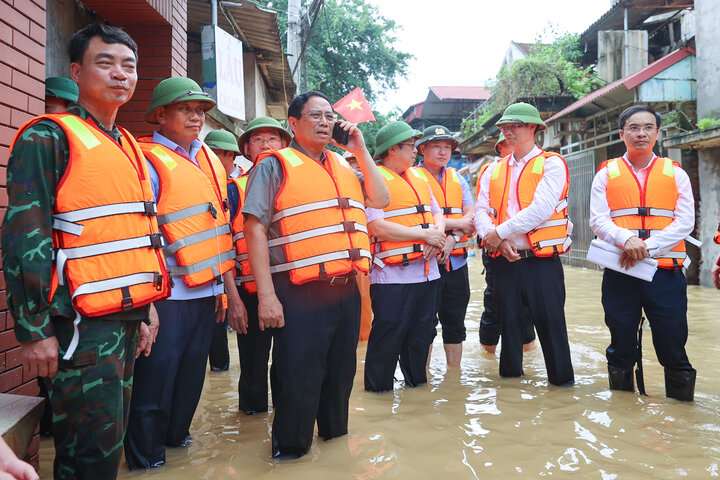 Thủ tướng Phạm Minh Chính thị sát tình hình, kiểm tra, chỉ đạo công tác ứng phó mưa lũ, thiên tai, cứu hộ, cứu nạn tại tỉnh Bắc Giang vào sáng 10/9. (Ảnh: VGP)