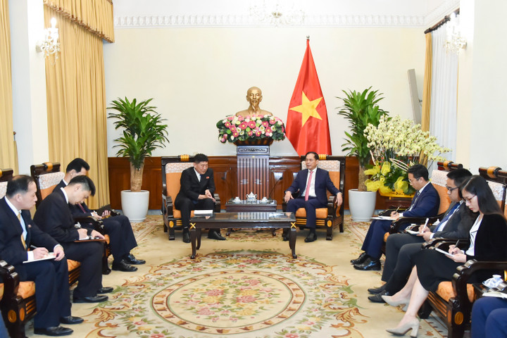 Phó Thủ tướng, Bộ trưởng Ngoại giao Bùi Thanh Sơn tiếp Thứ trưởng Ngoại giao Triều Tiên Pak Sang-gil.