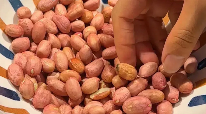 Nên chọn lạc tròn to để có món ăn đẹp mắt. (Ảnh: Toutitao)