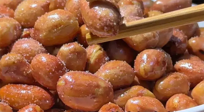 Món lạc rang muối dễ làm, đưa cơm. (Ảnh: Toutitao)
