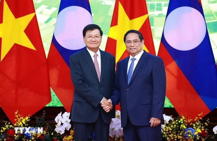 Thủ tướng Phạm Minh Chính hội kiến Tổng Bí thư, Chủ tịch Lào Thongloun Sisoulith. (Ảnh: Dương Giang/TTXVN)