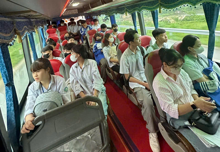 Các học sinh được nhà xe của anh Đà đưa đón miễn phí sau sự cố sập cầu.