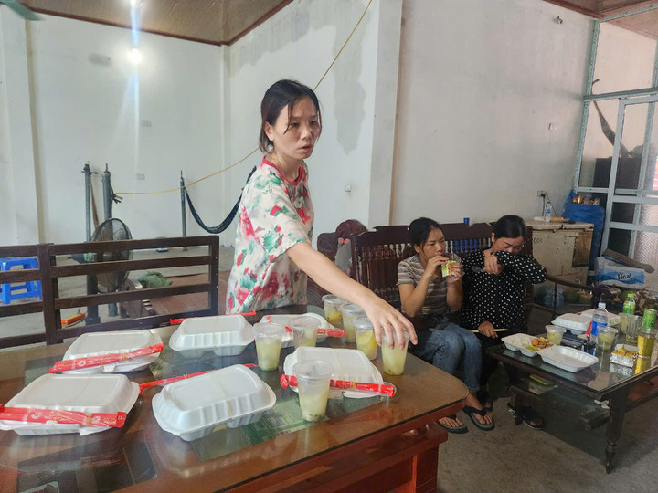 Những suất cơm miễn phí phục vụ lực lượng chức năng và nạn nhân sự cố sập cầu Phong Châu.