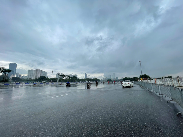 Theo ghi nhận lúc 14h20, SVĐ Mỹ Đình vẫn xuất hiện mưa rào, chưa có dấu hiệu tạnh.