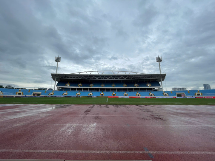 Theo ghi nhận chiều 10/9, tại SVĐ Mỹ Đình vẫn xuất hiện mưa, khiến công tác chuẩn bị của ban tổ chức gặp khó khăn.