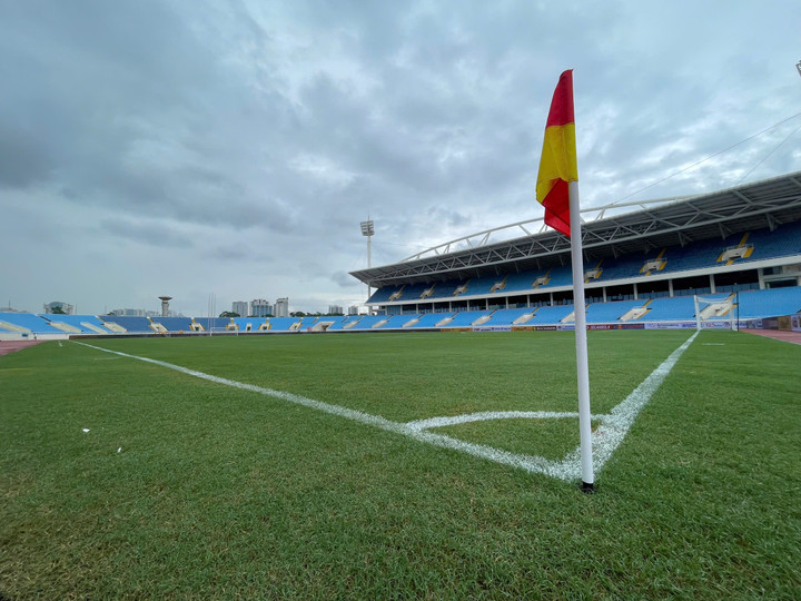 Bầu trời âm u phía trên SVĐ Mỹ Đình.