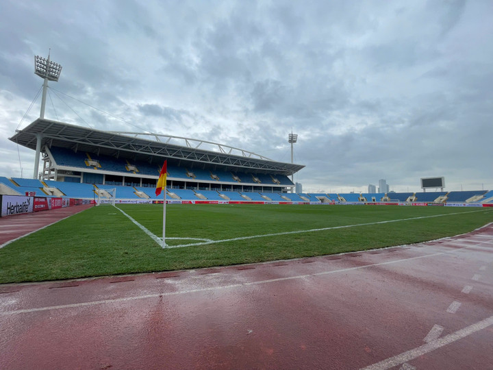 Độ ẩm của mặt cỏ sân Mỹ Đình ở mức ổn, có thể thi đấu được nếu không xuất hiện thêm cơn mưa lớn trước trận.