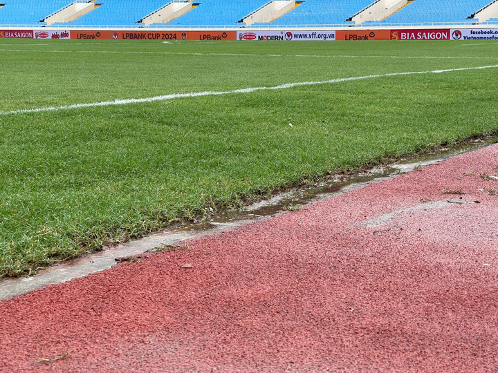 Mặt cỏ sân Mỹ Đình nhìn chung không bị ngập úng, nhưng vẫn tích nước do ảnh hưởng của bảo Yagi. Đây có thể là bất lợi cho cầu thủ của cả 2 đội tuyển Việt Nam và Thái Lan.