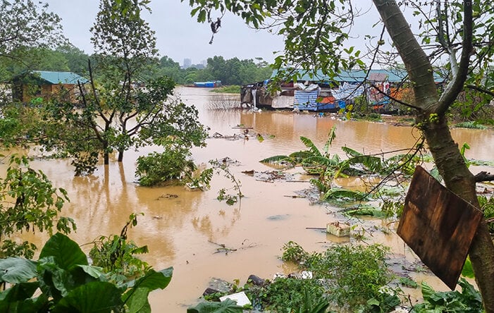 Mưa bão khiến nhiều nơi ở Hà Nội chìm trong biển nước.