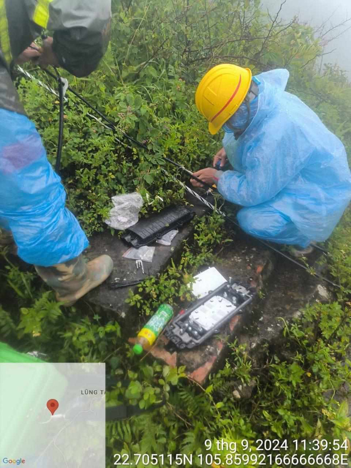 Các kỹ thuật viên Viettel hàn cáp, khắc phục sự cố ngay trong mưa lớn, sạt lở.