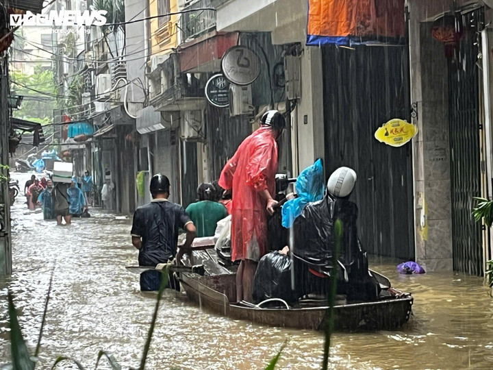 Ngõ 301 phố Hồng Hà, Phúc Xá, Ba Đình ngập sâu, nơi cao nhất tới 1m, ngang ngực. Để di chuyển ở đây, người dân buộc phải dùng thuyền.