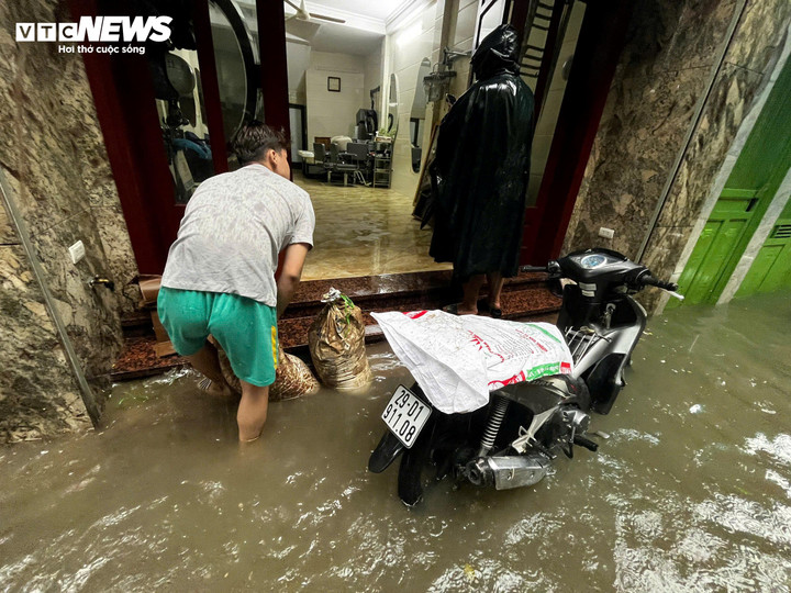 Nhiều nhà dân phải dùng bao cát chắn nước không vào sâu trong nhà.