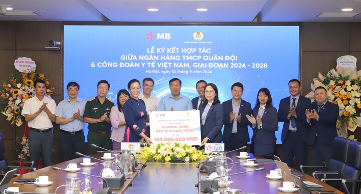 MB trao tặng Công đoàn Y tế Việt Nam “Chương trình bảo vệ Blouse trắng” trị giá 100 triệu đồng.