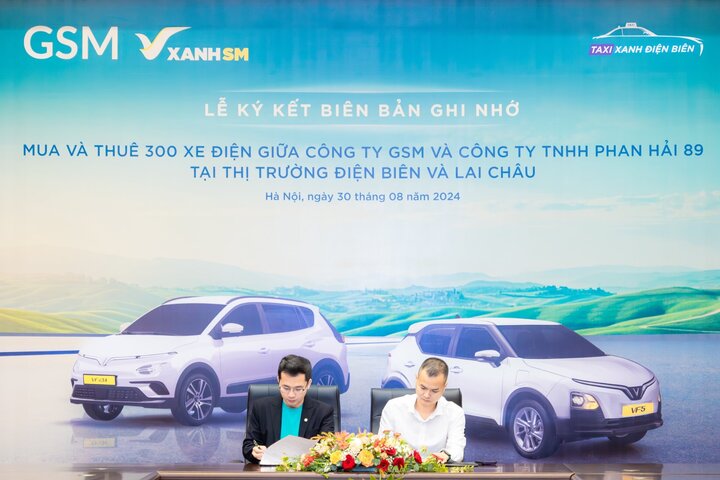 Tổng Giám đốc Công ty GSM toàn cầu Nguyễn Văn Thanh (trái) và ông Trần Thanh Quân, Giám đốc Công ty TNHH Phan Hải 89, tại buổi lễ ký kết.