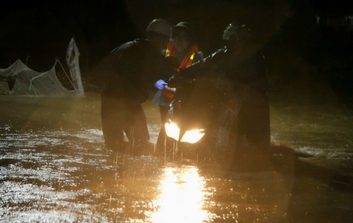 Lực lượng chức năng đưa người dân Đa Hội ( Hợp Thịnh) ra khỏi vùng ngập. (Ảnh Cổng thông tin Hiệp Hòa).