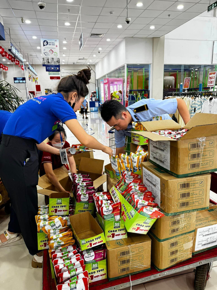 Co.opmart Buôn Hồ soạn hàng cho chuyến cứu trợ của cho các cơ quan ban ngành.