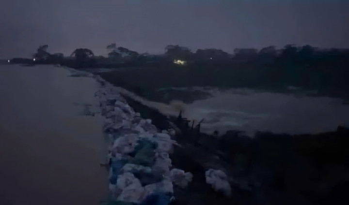 Đê bối bị tràn 30 m khiến 500 hộ dân di dời trong đêm.