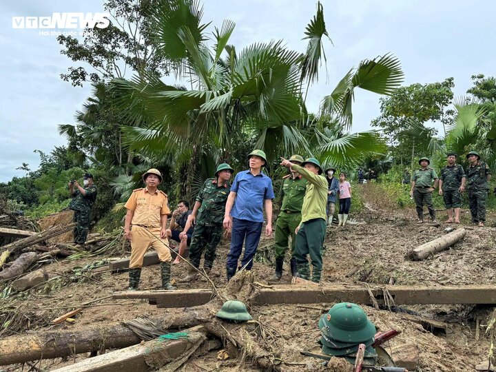 Đại tá Cao Minh Huyền - Giám đốc Công an tỉnh Lào Cai chỉ đạo lực lượng công an tìm kiếm nạn nhân tại hiện trường Làng Nủ.