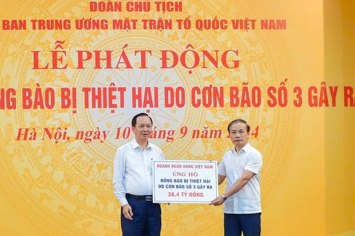 Đại diện ngành ngân hàng, ông Đào Minh Tú, Phó Thống đốc Thường trực NHNN trao tặng ủng hộ của ngành ngân hàng 38,4 tỷ đồng. Trong đó, Eximbank đóng góp 2 tỷ đồng nhằm hỗ trợ đồng bào chịu ảnh hưởng do cơn bão số 3 gây ra. (Ảnh: SBV)