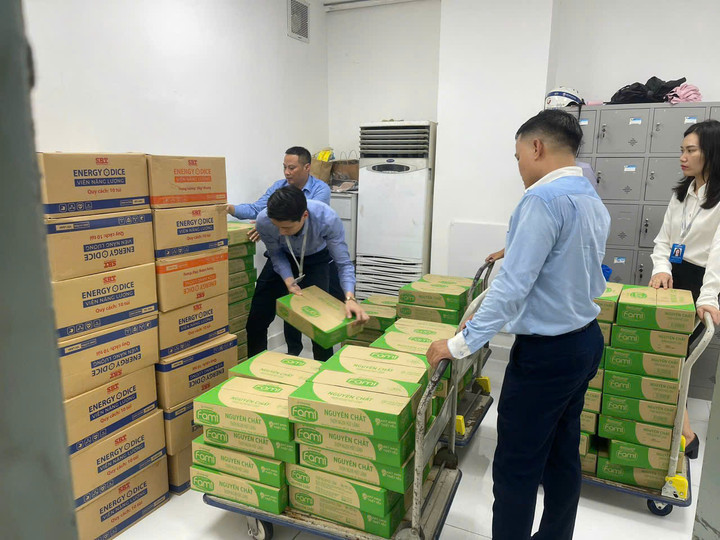 Các cán bộ nhân viên Eximbank tại Hà Nội đang gấp rút chuẩn bị lương thực, nhu yếu phẩm cần thiết để khẩn trương lên đường tới Thái Nguyên và Yên Bái để hỗ trợ người dân.